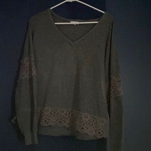 This is a nice Casual long sleeve top this is a size M from the brand eyeshadow